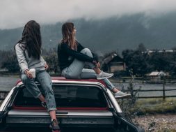 girls-on-car