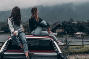 girls-on-car