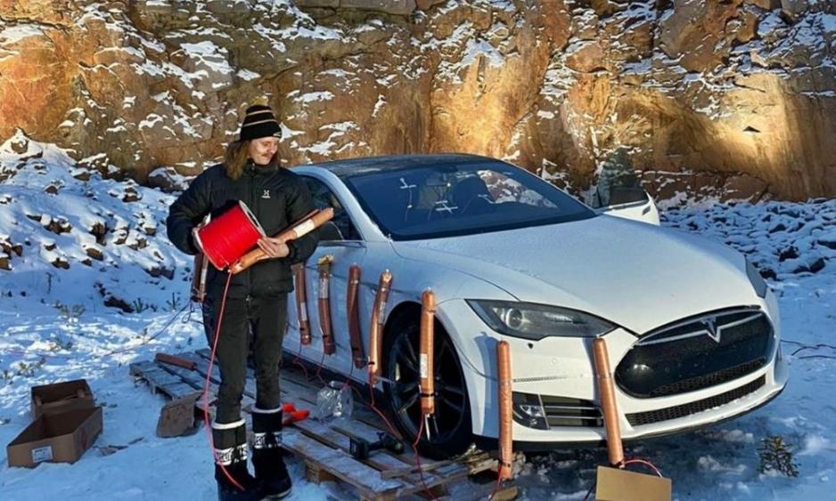 Ανατίναξε με 30 kg δυναμίτη το Tesla του (βίντεο)