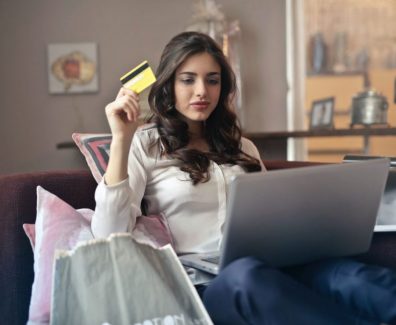 anytimeblog-woman-creditcard