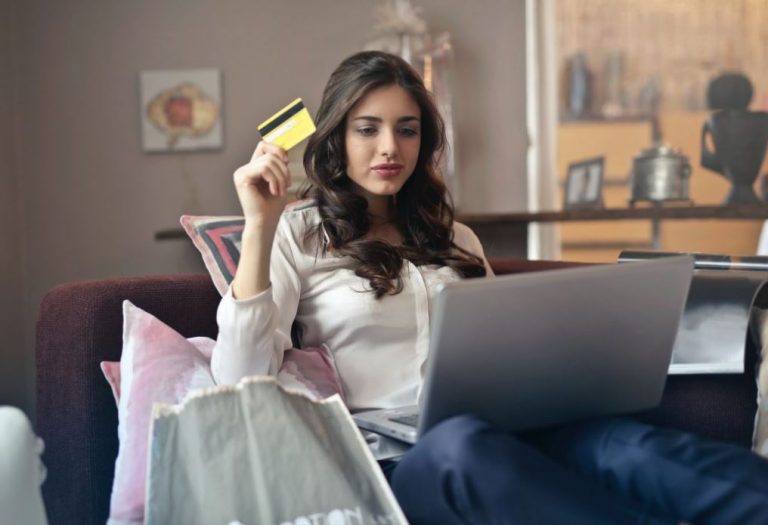 anytimeblog-woman-creditcard