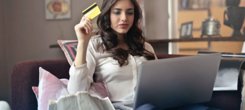 anytimeblog-woman-creditcard
