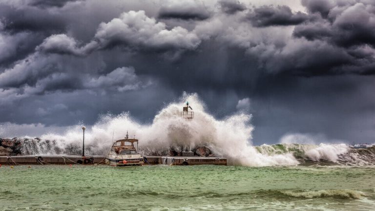 hurricane_Big_Waves_Under_Cloudy_Sky_a