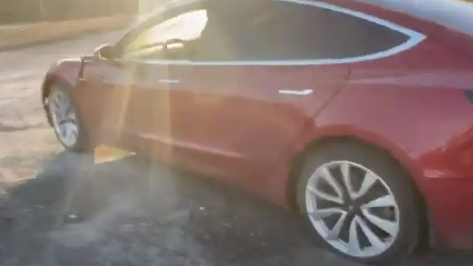 Μέσα στο βομβαρδισμένο τοπίο… ένα εγκαταλελειμμένο Tesla (βίντεο)