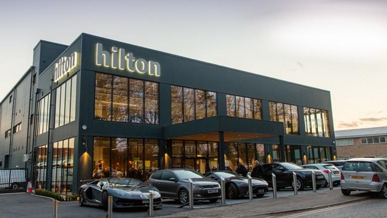 Άνοιξε το πρώτο Hilton ξενοδοχείο αποκλειστικά για διαμονή… αυτοκινήτων!