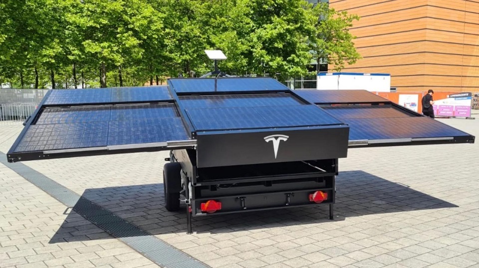 H Tesla παρουσίασε trailer με φωτοβολταϊκά για αύξηση της αυτονομίας