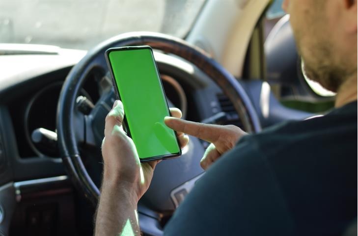 Έρευνα: Εξαρτημένοι από το κινητό οι οδηγοί στην Κύπρο