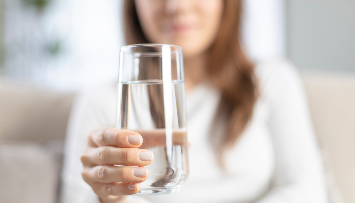 Τελικά κάνει να πίνουμε νερό με το φαγητό ή όχι; Μύθοι και αλήθειες!