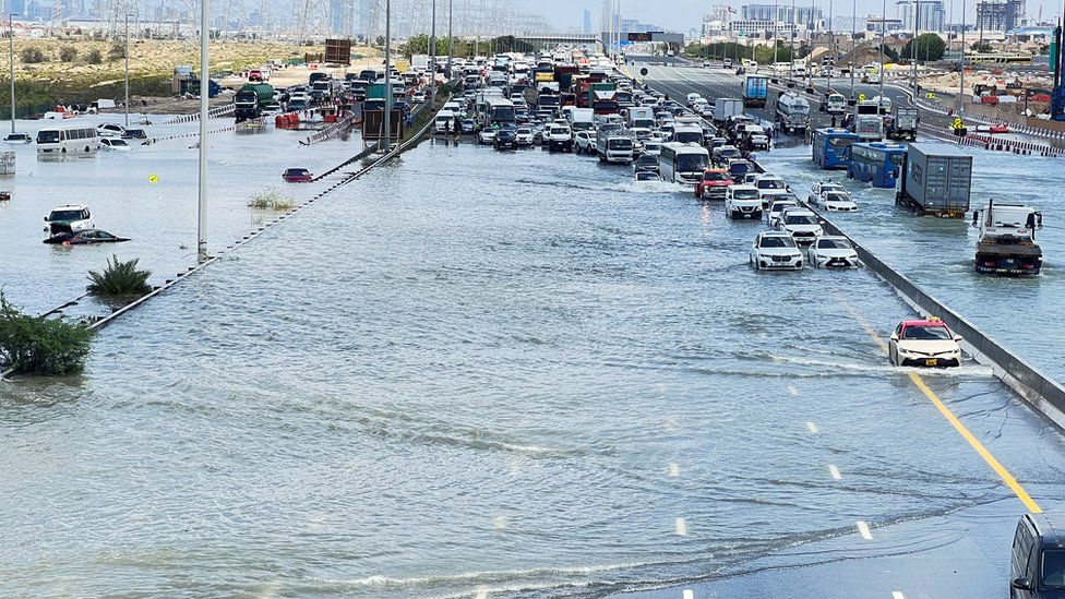 Πλημμύρες στο Ντουμπάι: Ο κλάδος αυτοκινήτων πιο ευάλωτος