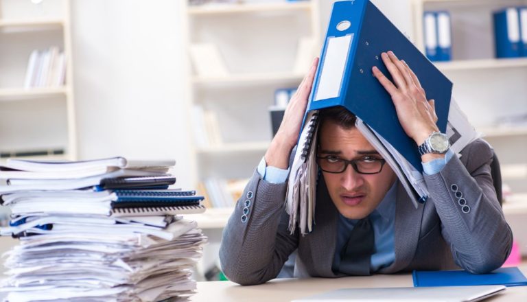 Είστε κακόκεφοι στη δουλειά; 7 tips για καλύτερη διάθεση