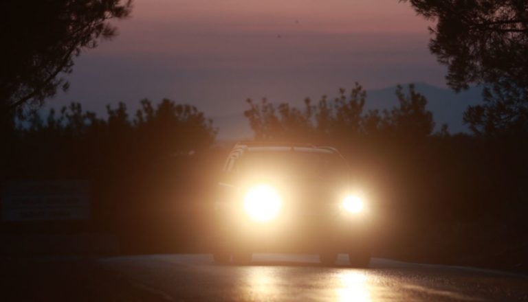 Σε τυφλώνουν τα φώτα των διερχόμενων οχημάτων; Αυτό πρέπει να κάνεις